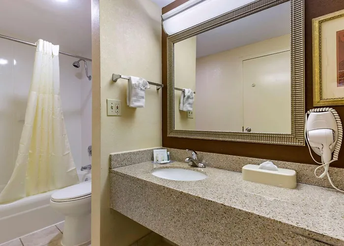 Quality & Hanes Mall Hotel