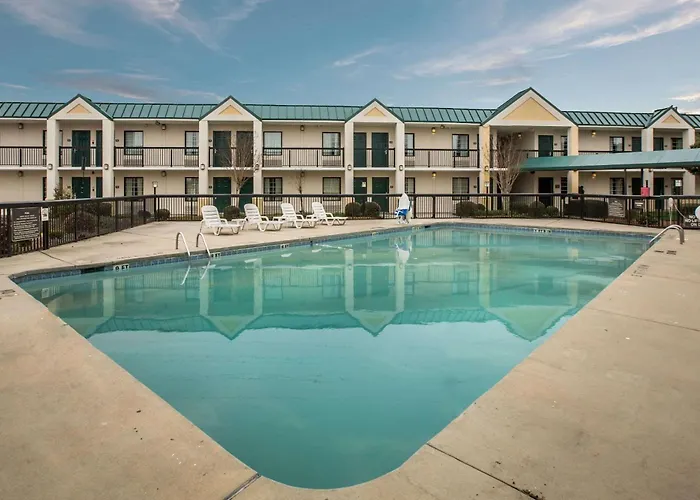 Quality & Hanes Mall Hotel