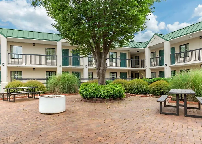Quality & Hanes Mall Hotel