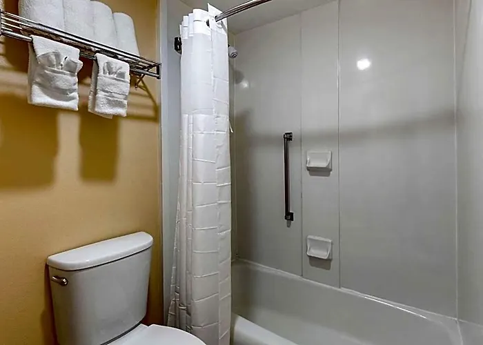 Quality & Hanes Mall Hotel